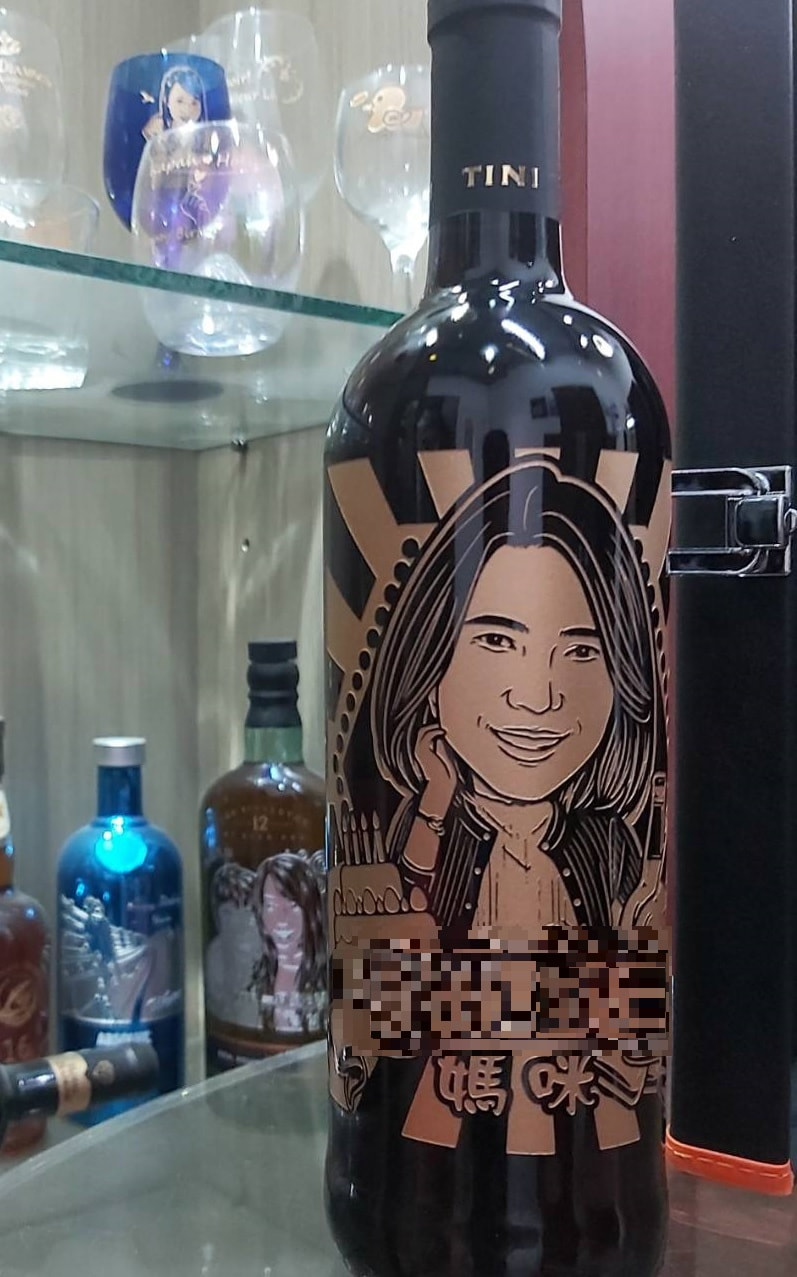 將專屬照片與祝福刻在酒瓶上,是近年最受歡迎的母親節客製禮物之一。