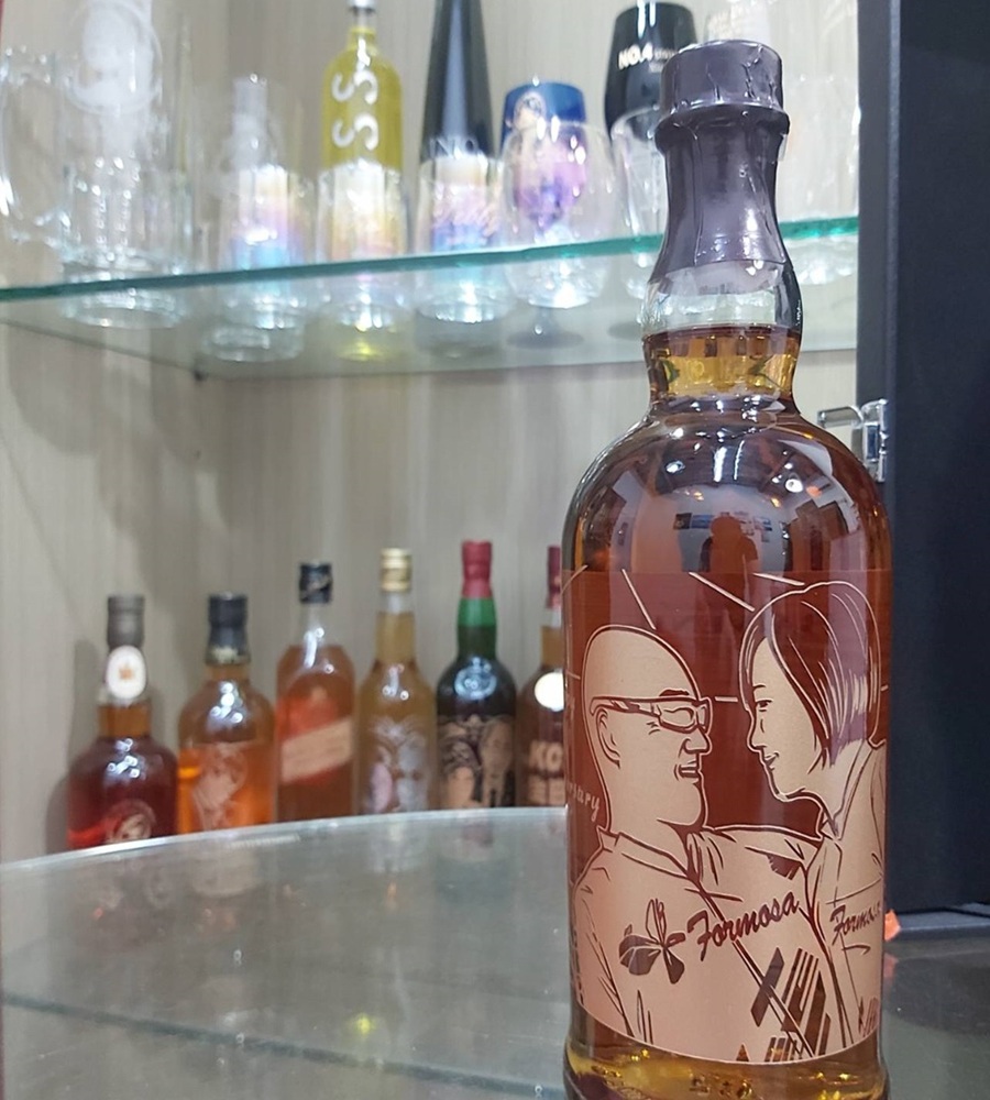 百富12年威士忌客製化酒瓶雕刻作品，瓶身搭配手繪人像與祝福文字設計。