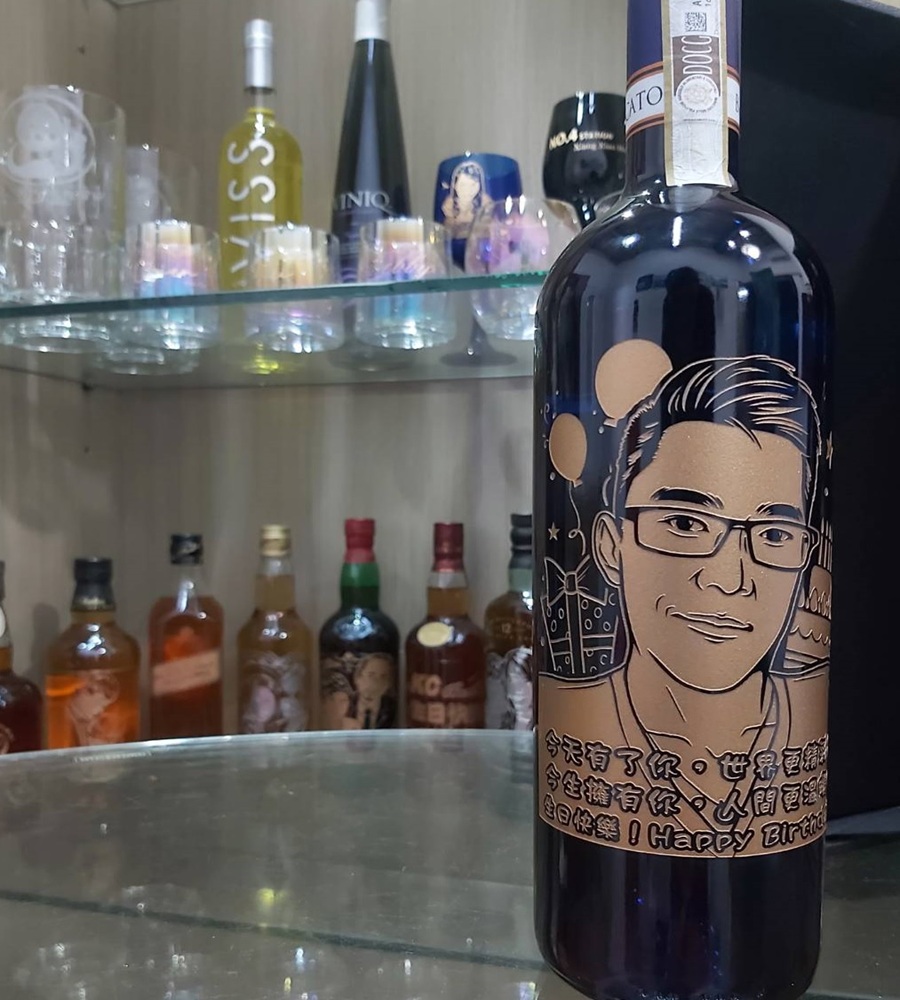 藍色月光moscato酒瓶雕刻作品，含人像設計與單面雕刻，適合生日與紀念送禮。