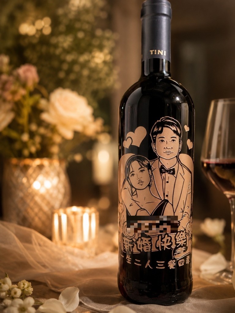 紅酒酒瓶雕刻作品,適合生日禮物、主管送禮、老闆禮物、退休紀念與商務贈禮
