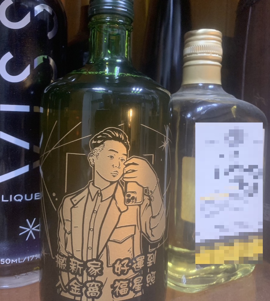 宇治茶梅酒酒瓶雕刻作品，適合開幕誌慶、結婚祝福與慶祝場合。