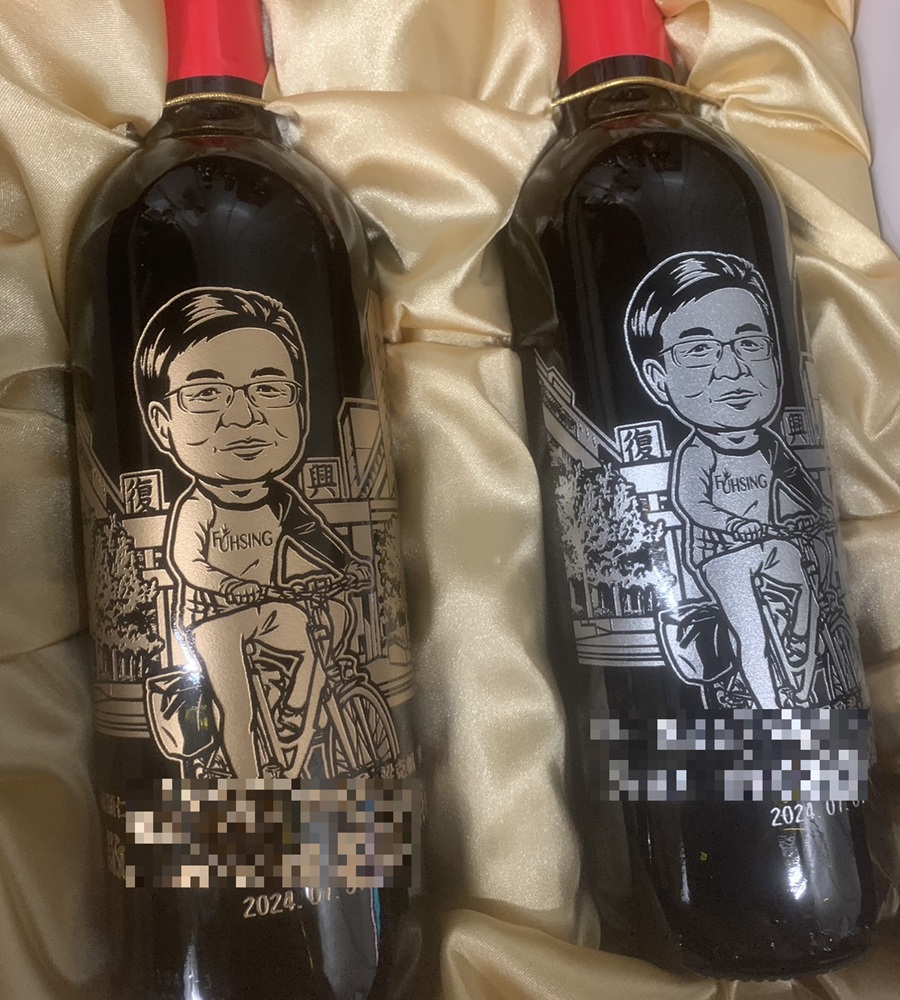 金銀雙色紅酒客製化酒瓶雕刻作品，適合結婚紀念、教師賀禮、滿月與生日送禮。