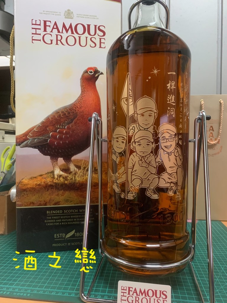 超大瓶威士忌送禮用客製化雕刻酒作品，兼具展示感、收藏性與專屬紀念價值。