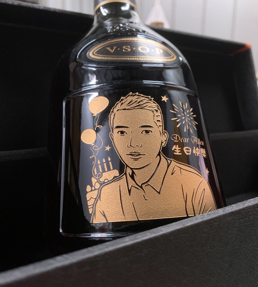 軒尼詩VSOP客製化酒瓶雕刻作品，適合生日祝福、新居落成禮物與指定圖案雕刻收藏。