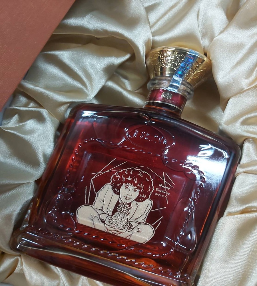 尊爵客製化酒瓶雕刻作品，適合生日祝福、感謝紀念與送禮收藏。