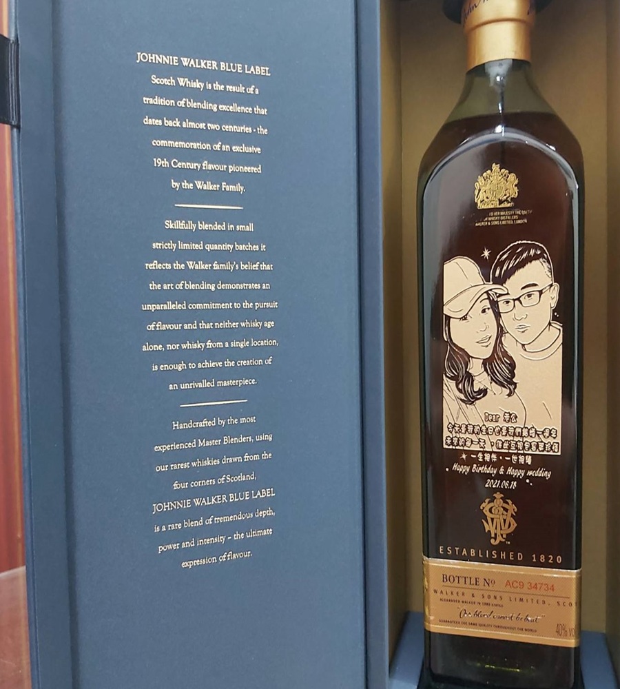 約翰走路藍牌客製化酒瓶雕刻作品，適合高質感商務贈禮、退休紀念與主管禮物。