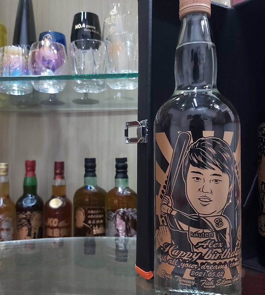 金門高粱客製化酒瓶雕刻作品，適合長輩生日、退休紀念與重要祝福。
