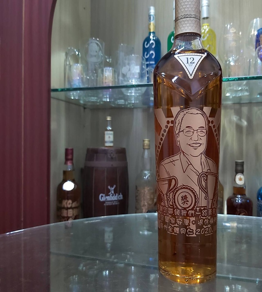麥卡倫12年威士忌客製化酒瓶雕刻作品，適合主管、老闆與商務贈禮。