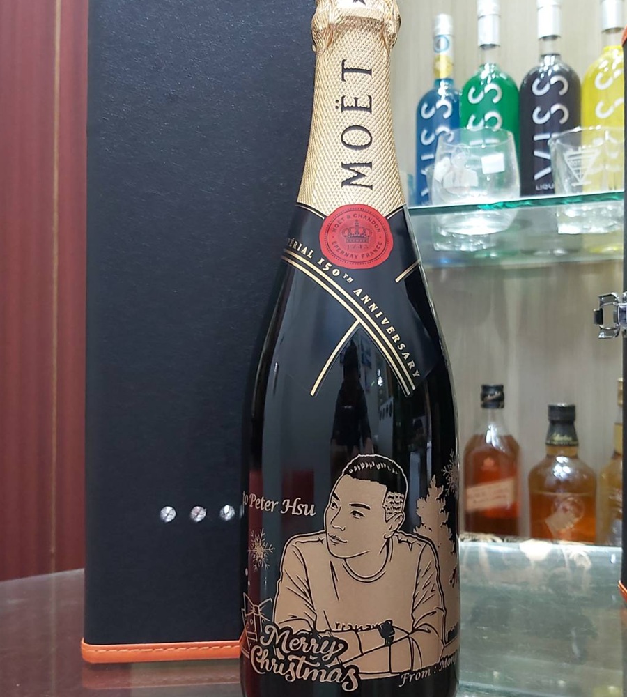 MOET香檳客製化酒瓶雕刻作品，適合友人生日、長官紀念與重要節日祝福。