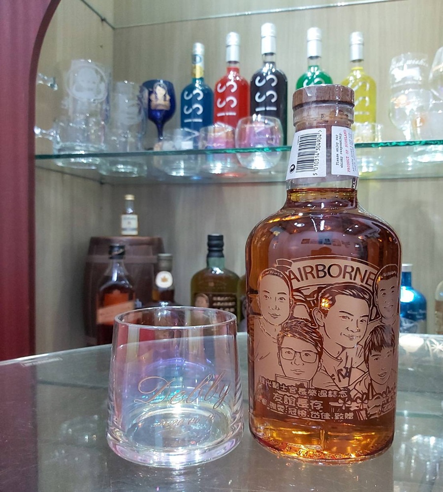 裸鑽威士忌酒瓶雕刻作品，適合生日祝福、情侶紀念與職場禮物。