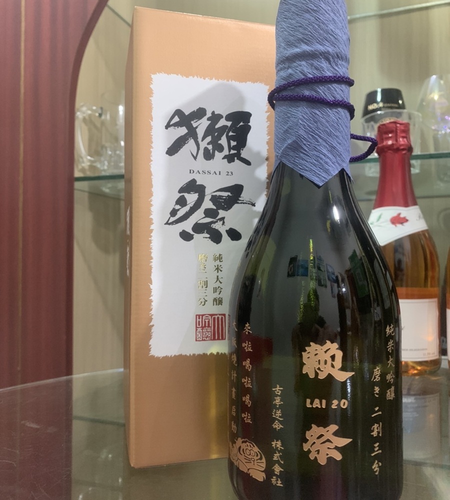 獺祭清酒雕刻作品，適合長輩生日、退休紀念、商務贈禮與外國友人禮物。