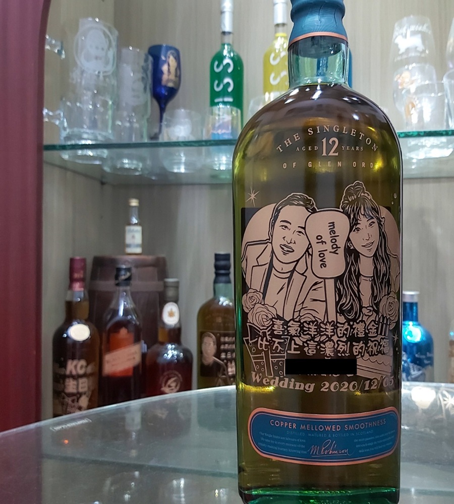 蘇格登12年威士忌客製化酒瓶雕刻作品，瓶身搭配手繪人像與祝福文字設計，適合生日或節慶禮物