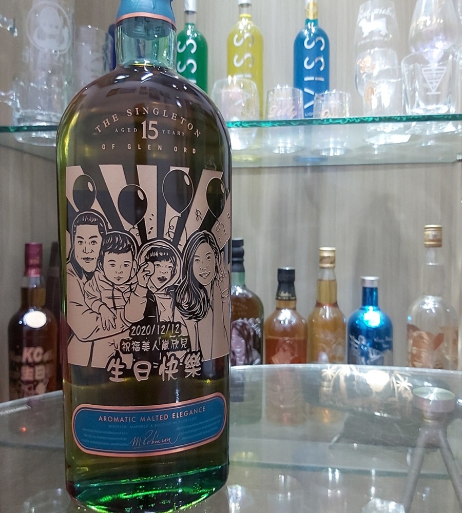 蘇格登15年威士忌客製化酒瓶雕刻作品，瓶身搭配各種手繪人像或符號設計。