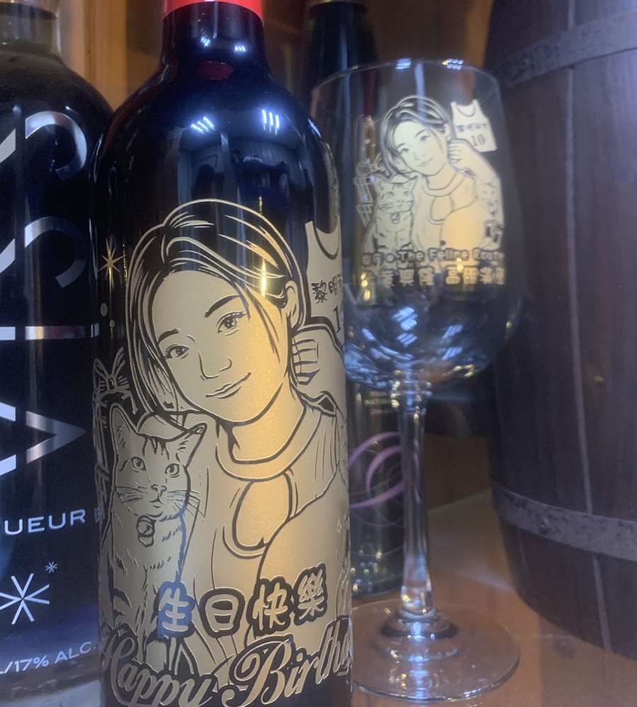 一杯一酒客製化酒瓶雕刻禮盒，適合生日禮物、情侶紀念、人生成就與節慶送禮。