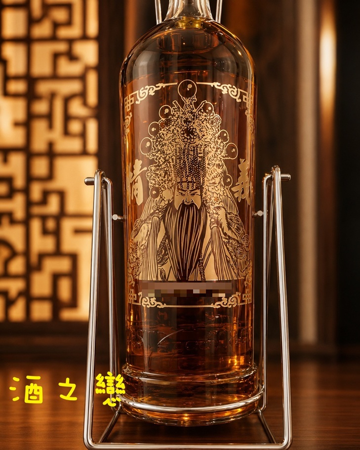 關公神像酒瓶雕刻作品,神尊圖像設計與贈送人紀念文字的客製化雕刻特大瓶威士忌