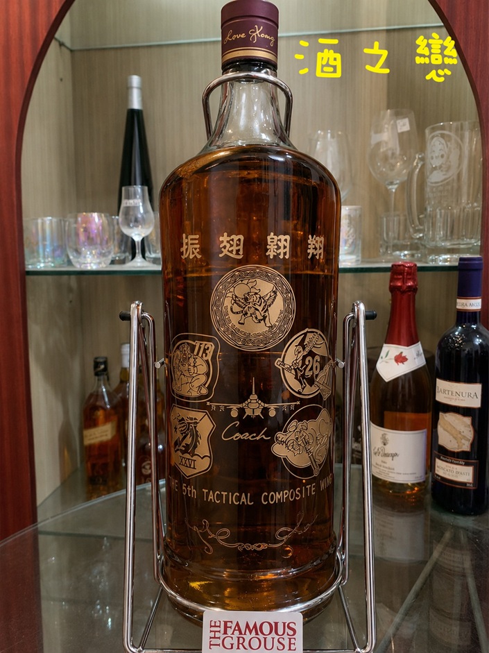 軍職長官退休紀念酒瓶雕刻作品,搭配隊徽、單位名稱與同仁榮退祝福