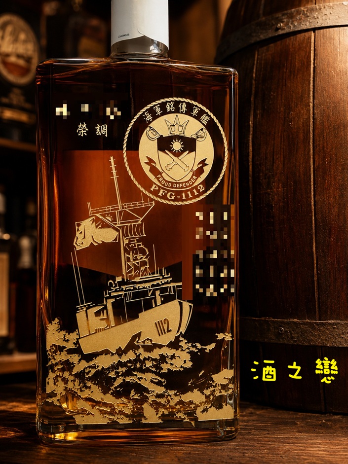 部隊同仁合送長官的客製化雕刻酒,以人物、單位與團體祝福製作紀念禮物