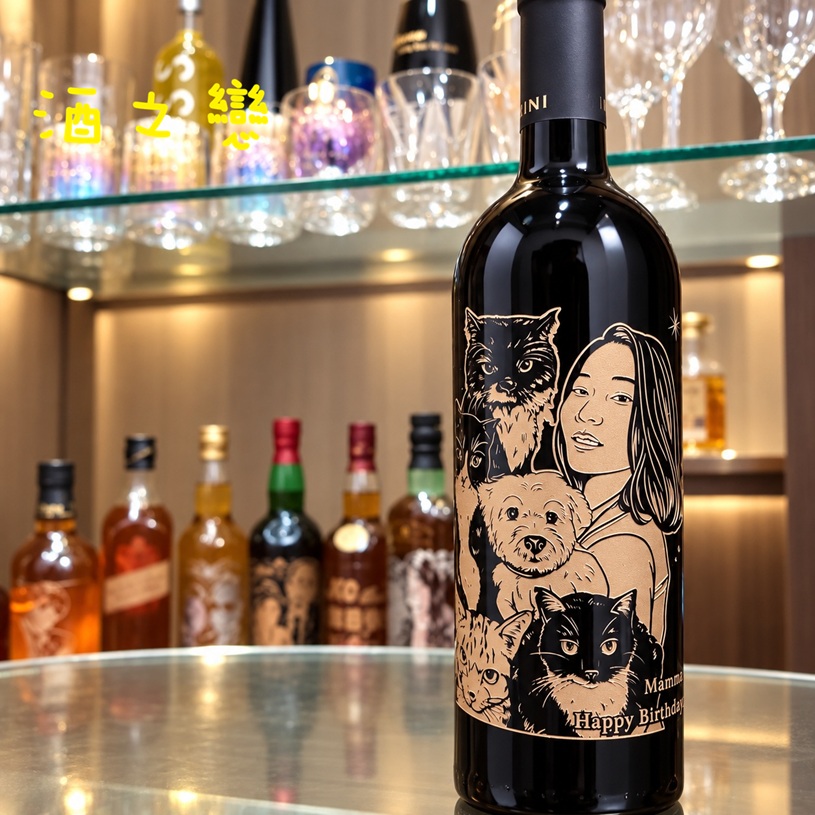 多隻毛小孩寵物酒瓶雕刻作品,以狗狗與貓咪照片描繪成圖稿搭配姓名及家庭紀念文字