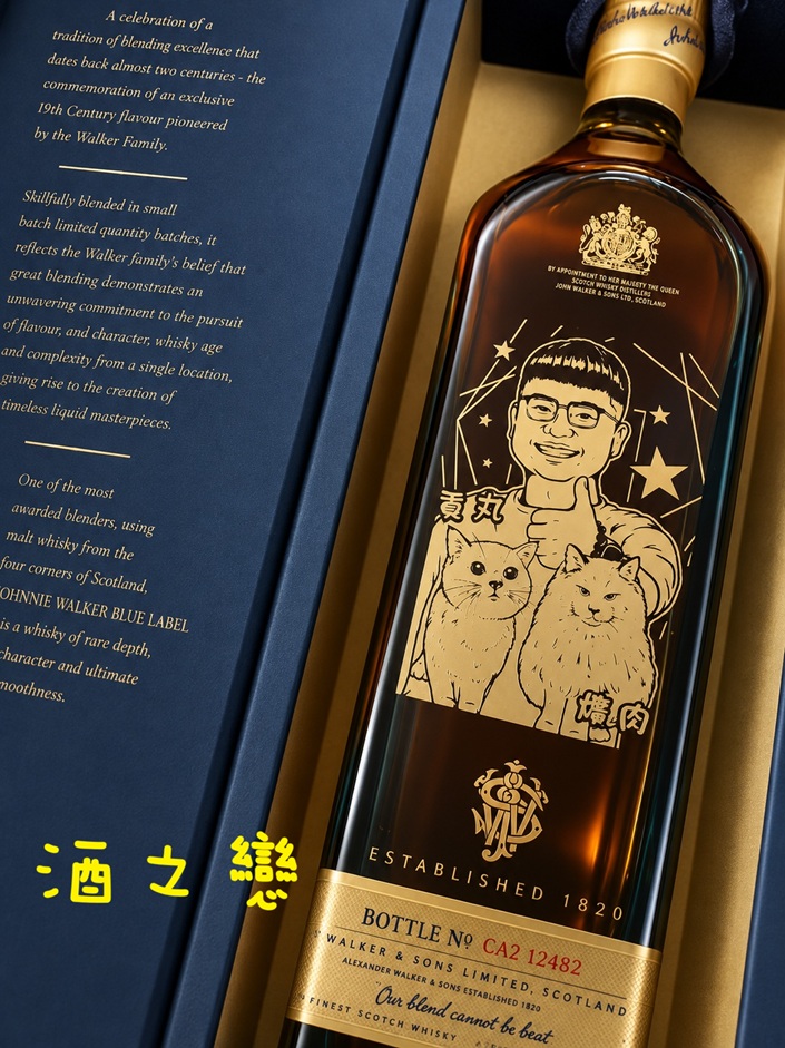 人與寵物紀念酒瓶雕刻作品,以人物手繪人像搭配毛小孩描繪圖案與紀念文字設計