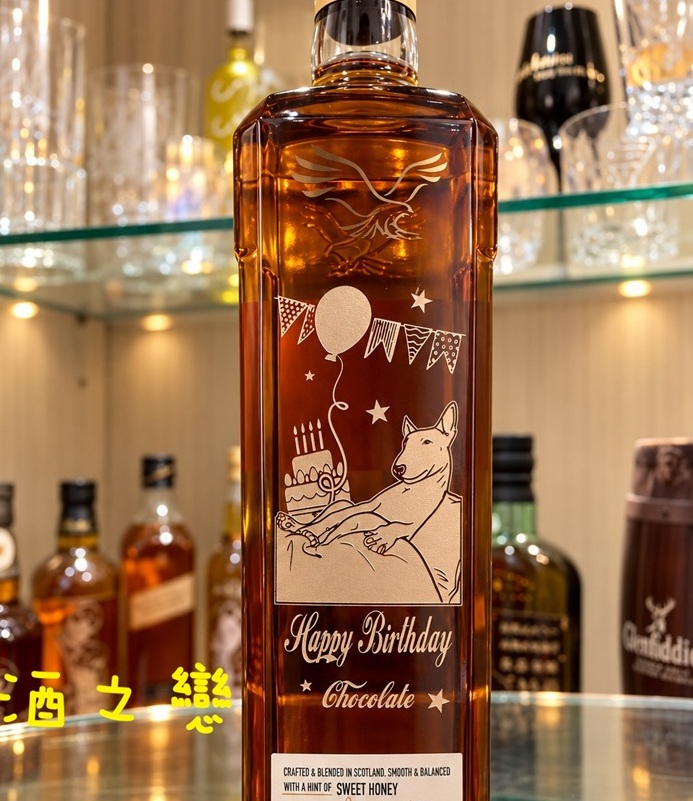 仕高利達威士忌客製化酒瓶雕刻作品,適合生日祝福、節慶紀念與送禮和特殊圖案雕刻收藏。